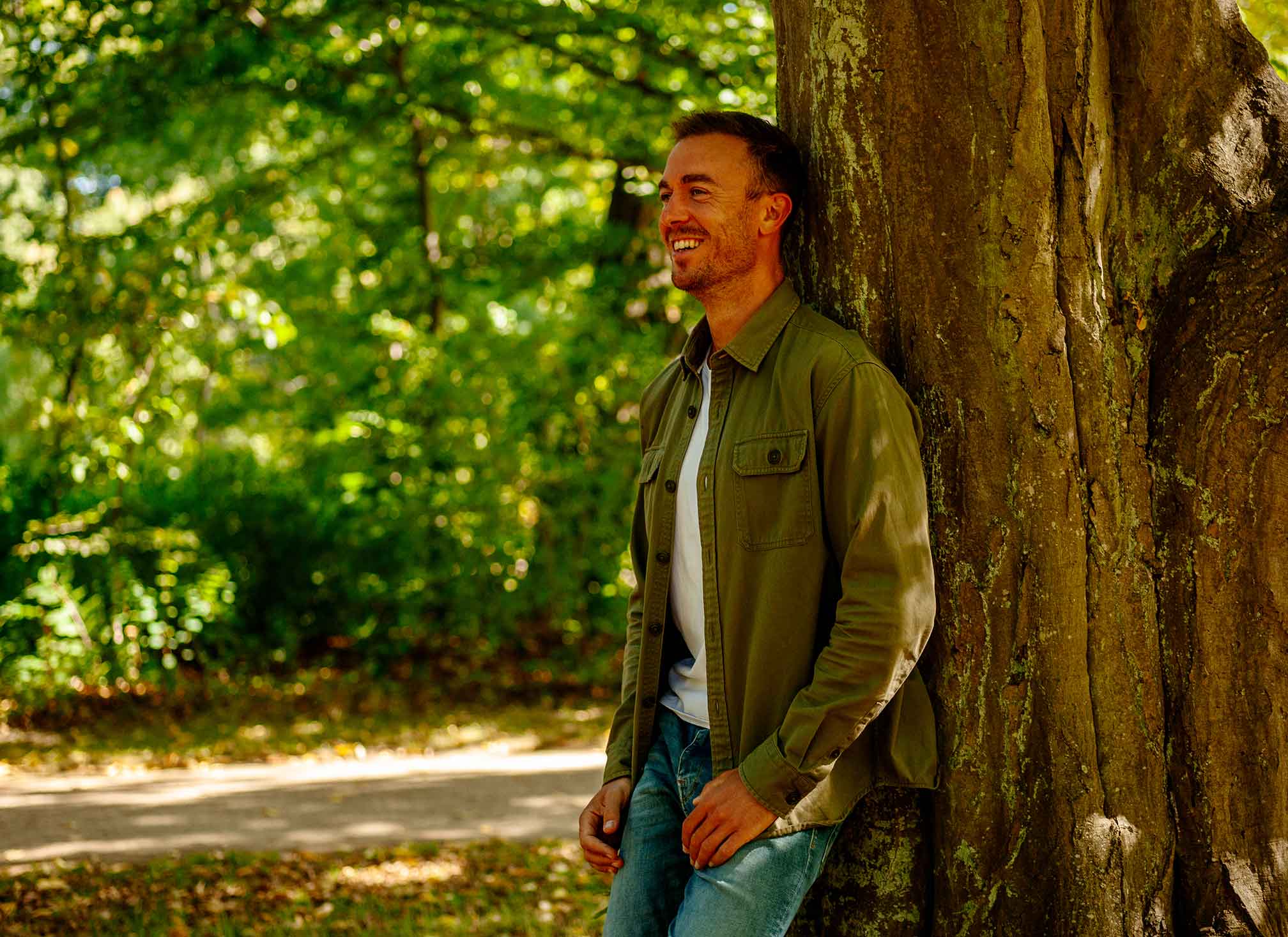 Alex Gamberini står op af træ og smiler