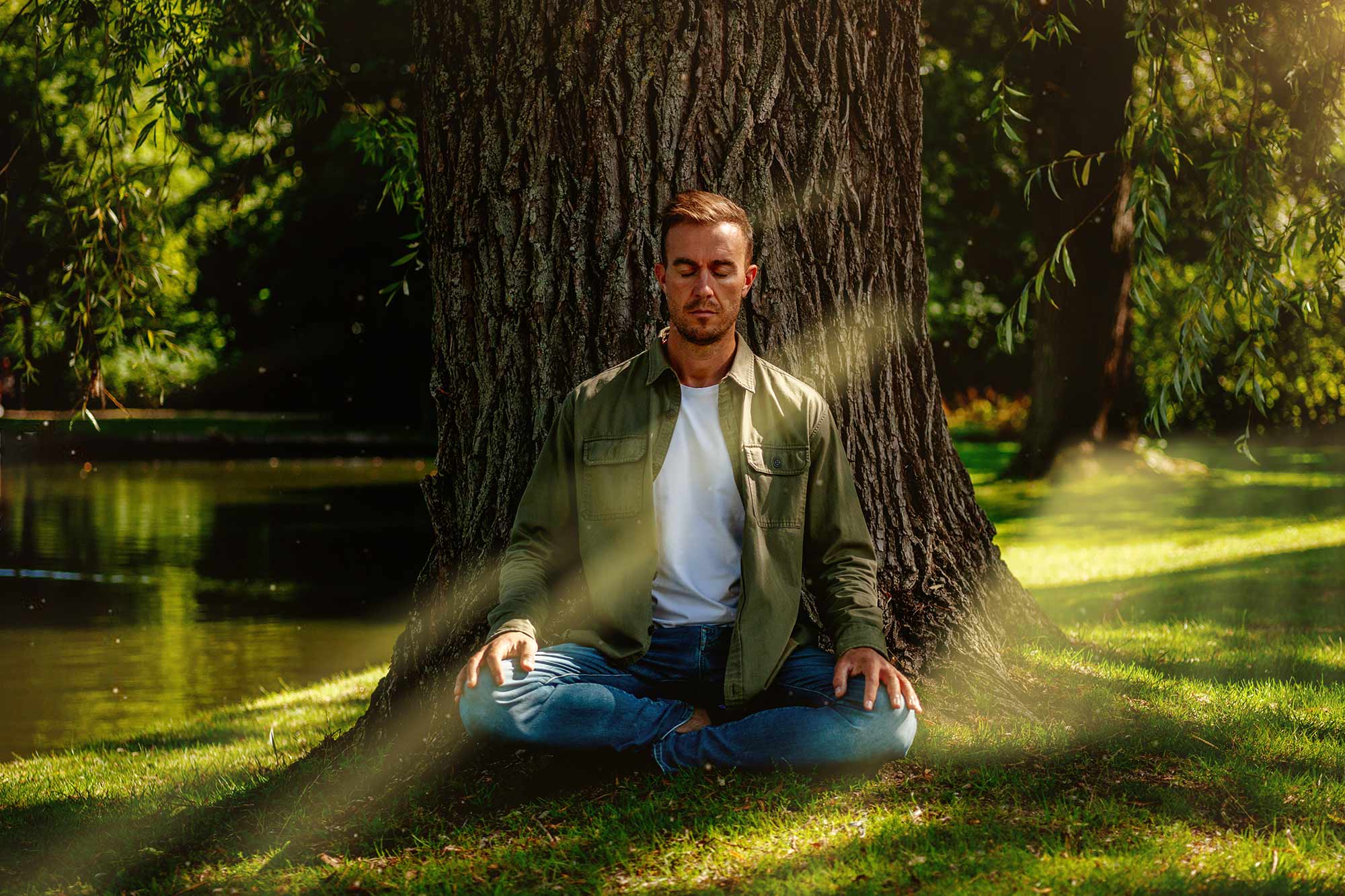 Alex Gamberini mediterer ved træ